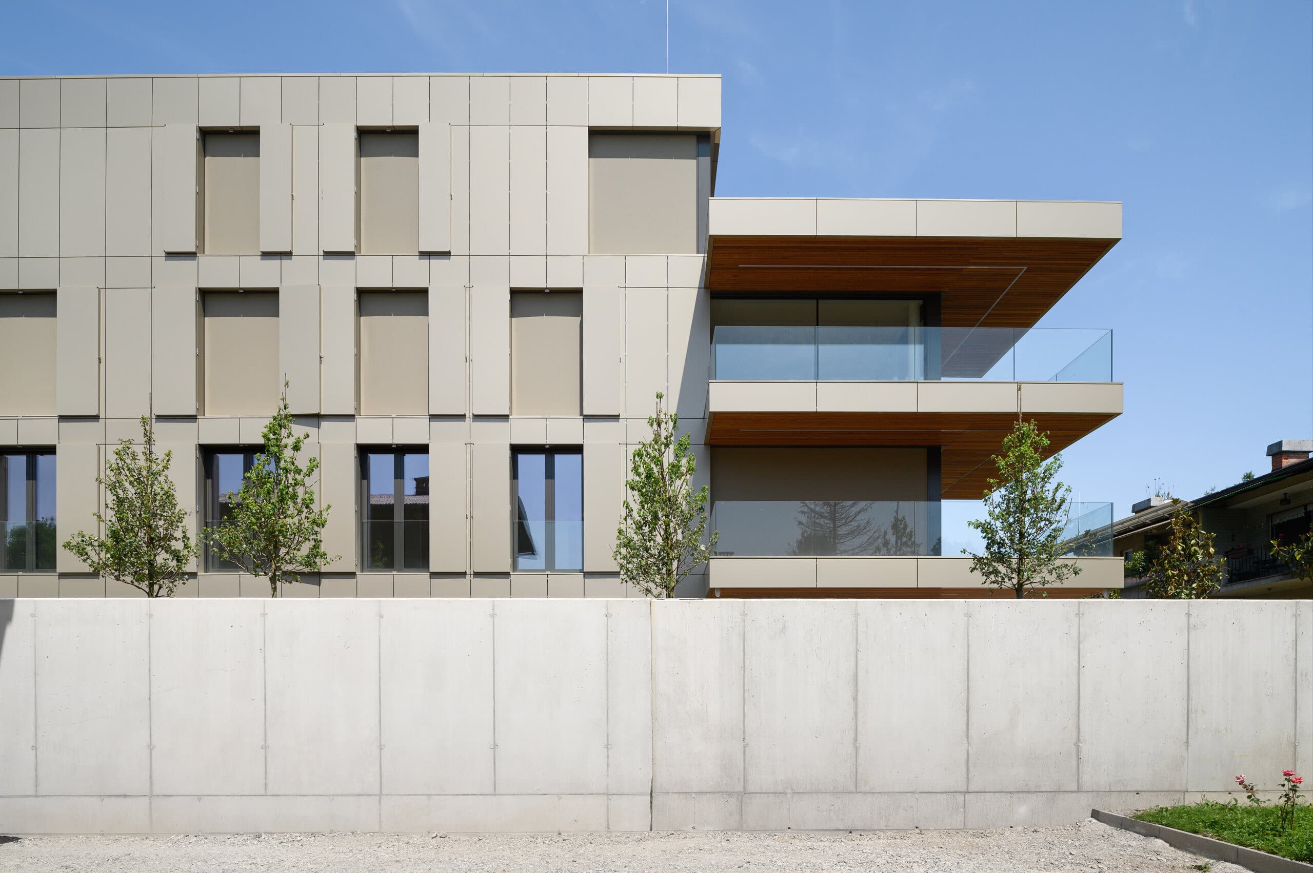 Pogled s ceste na sodoben stanovanjski projekt