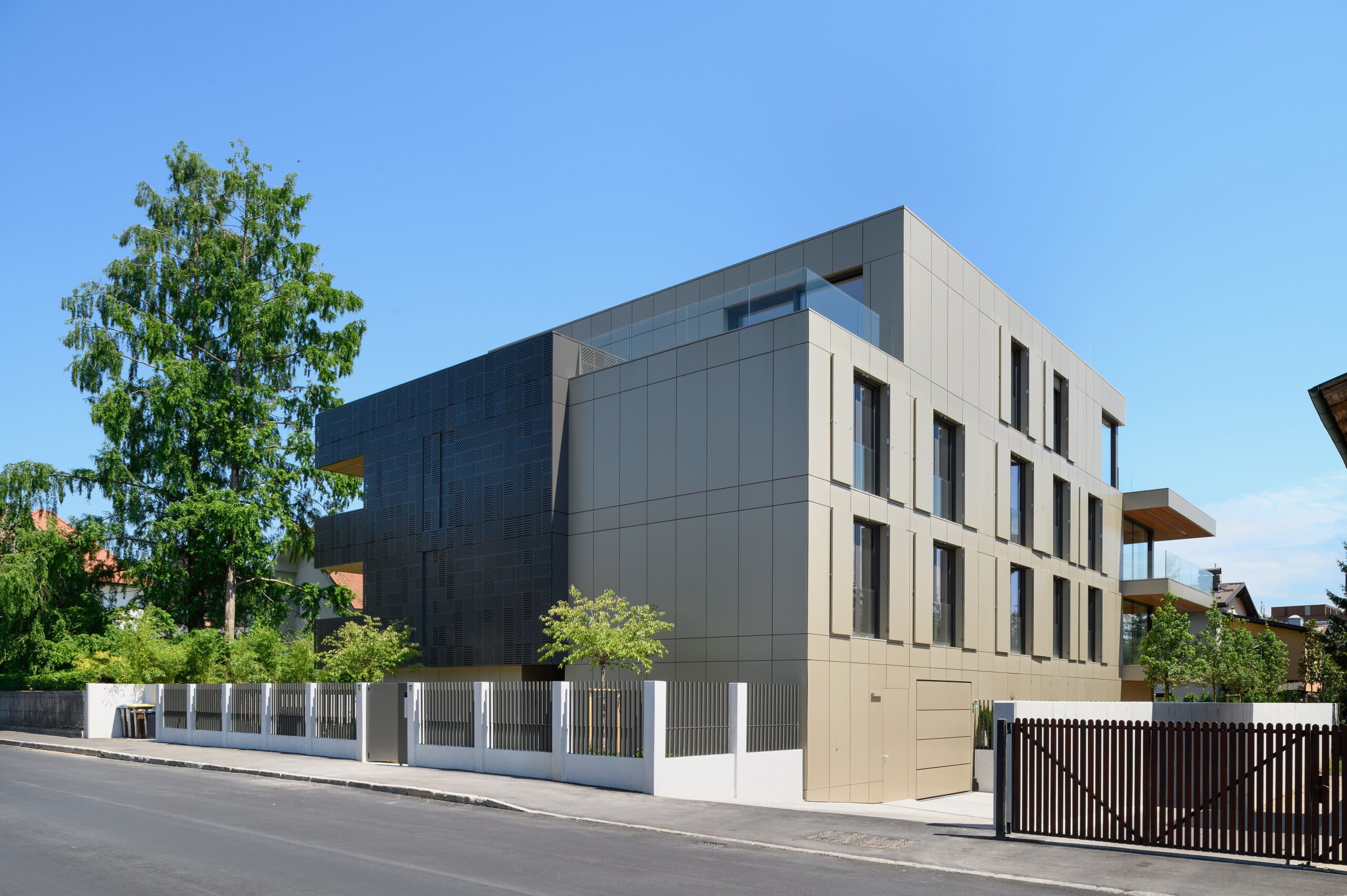 Perspektivni pogled na sodoben stanovanjski objekt